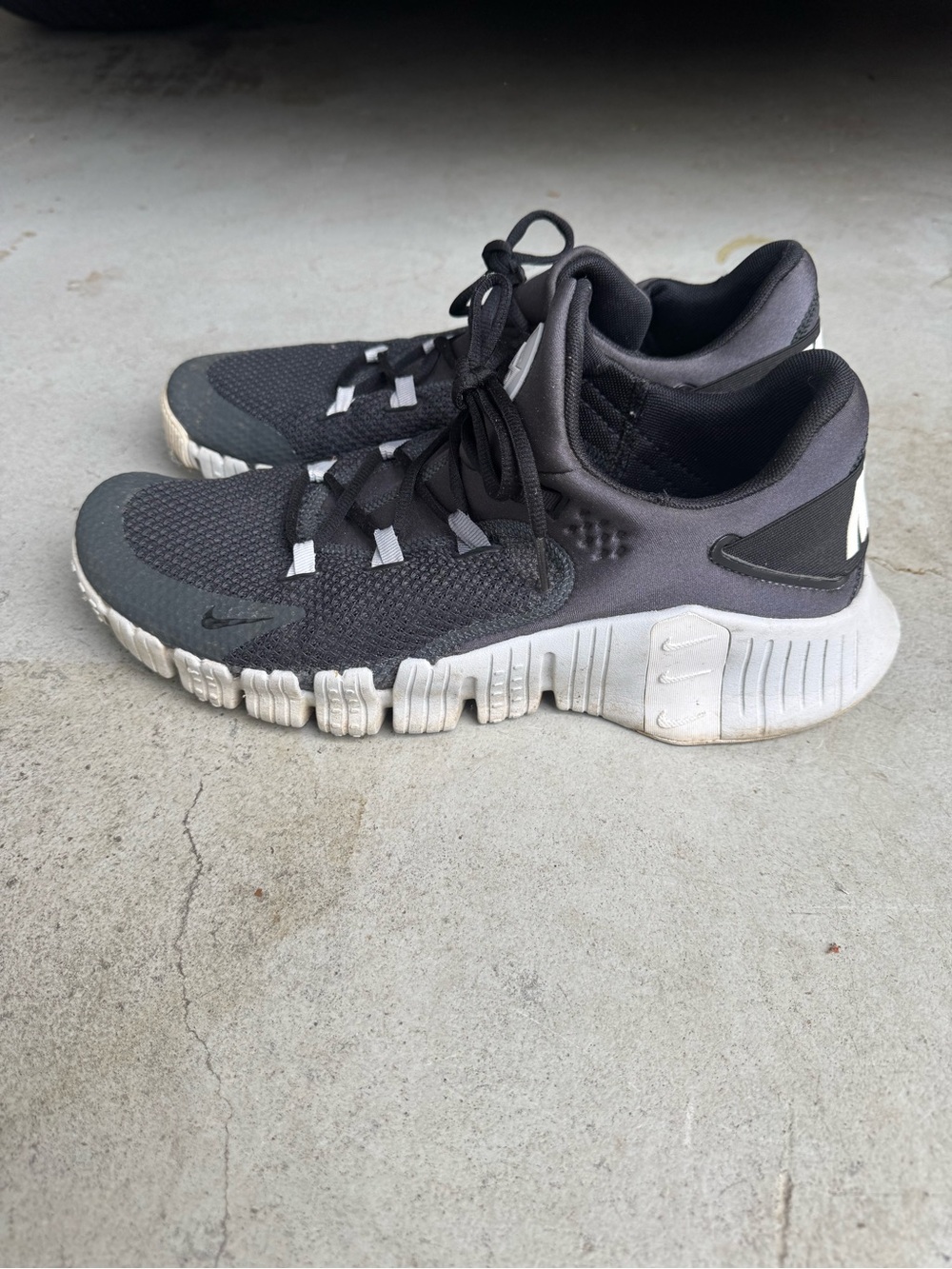 Nike Men’s Black Metcon Athletic Running Shoes